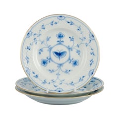 Bing & Grøndahl, trois assiettes en porcelaine Butterfly avec bord doré. Milieu du 20e siècle.