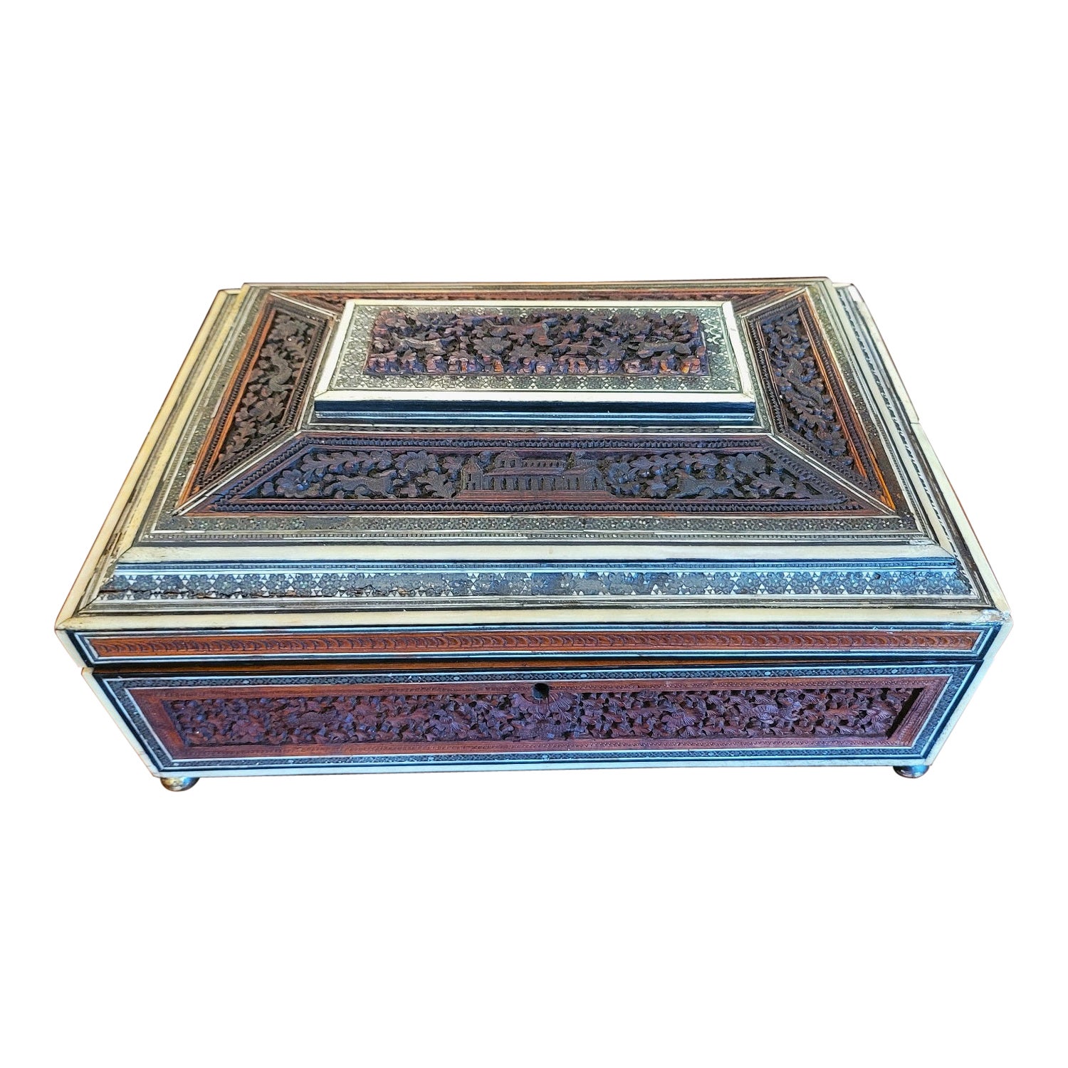Boîte à couture anglo-indienne 19C en bois de padouk hautement sculpté avec incrustation de mosaïque Sadeli