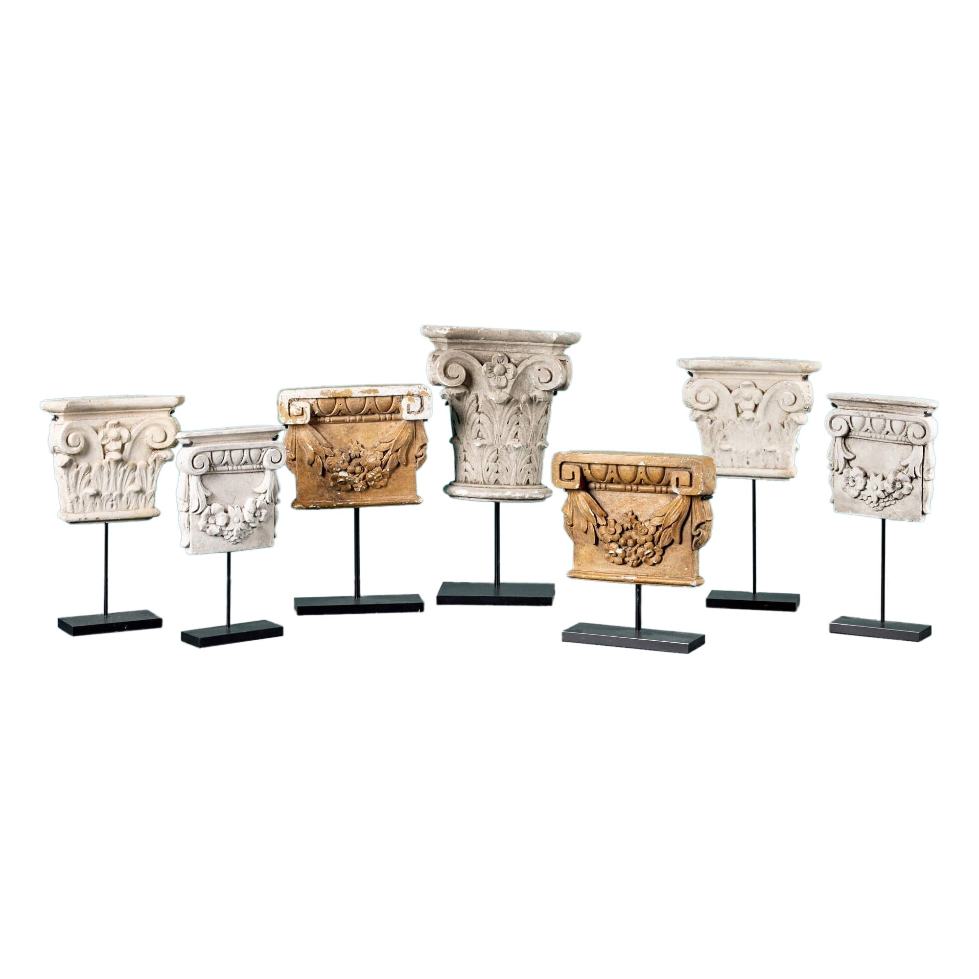 Set von 7 dekorativen antiken Gips Kapitellen