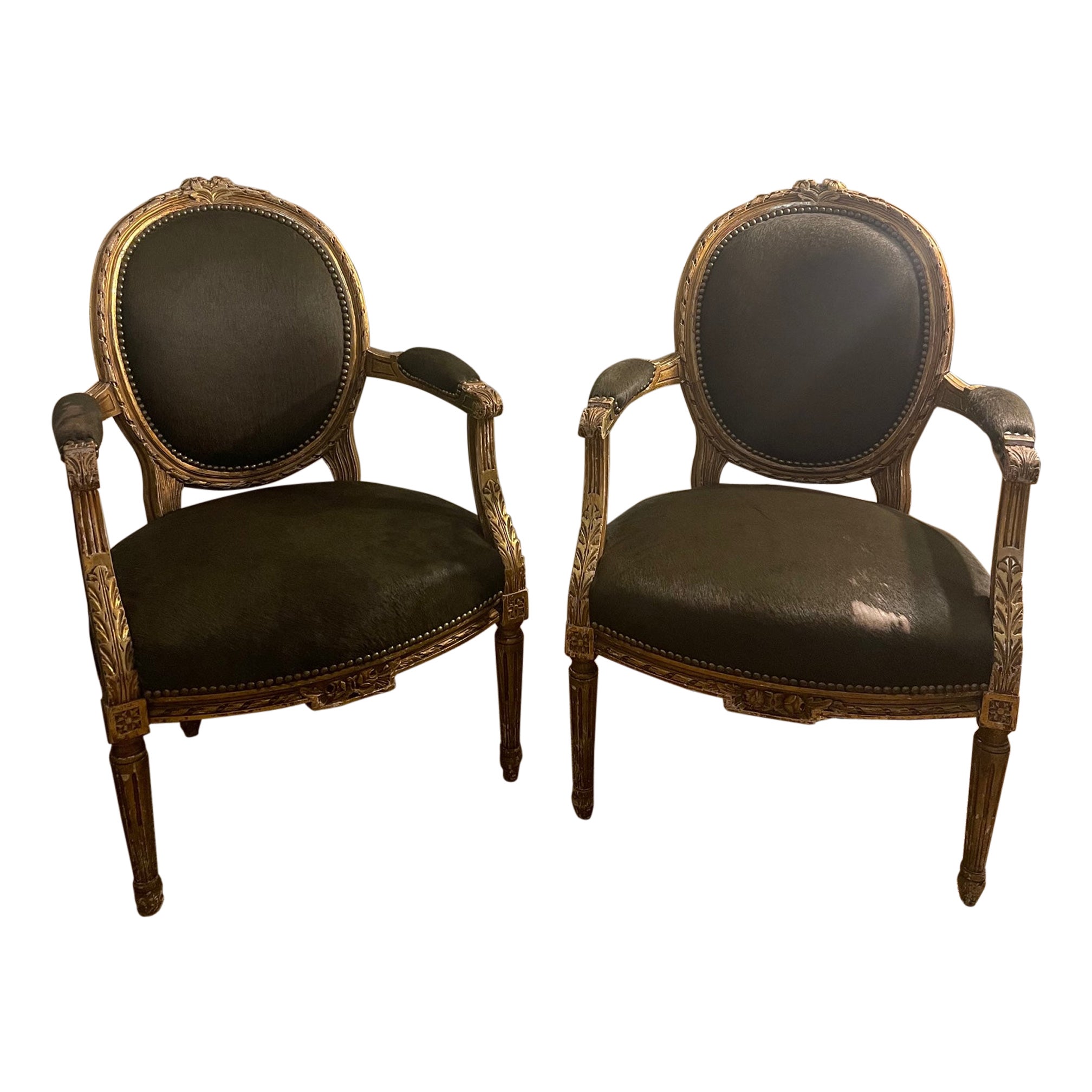 Paar vergoldete Louis-XV-Stühle aus Holz mit Haaren auf Leder  im Angebot