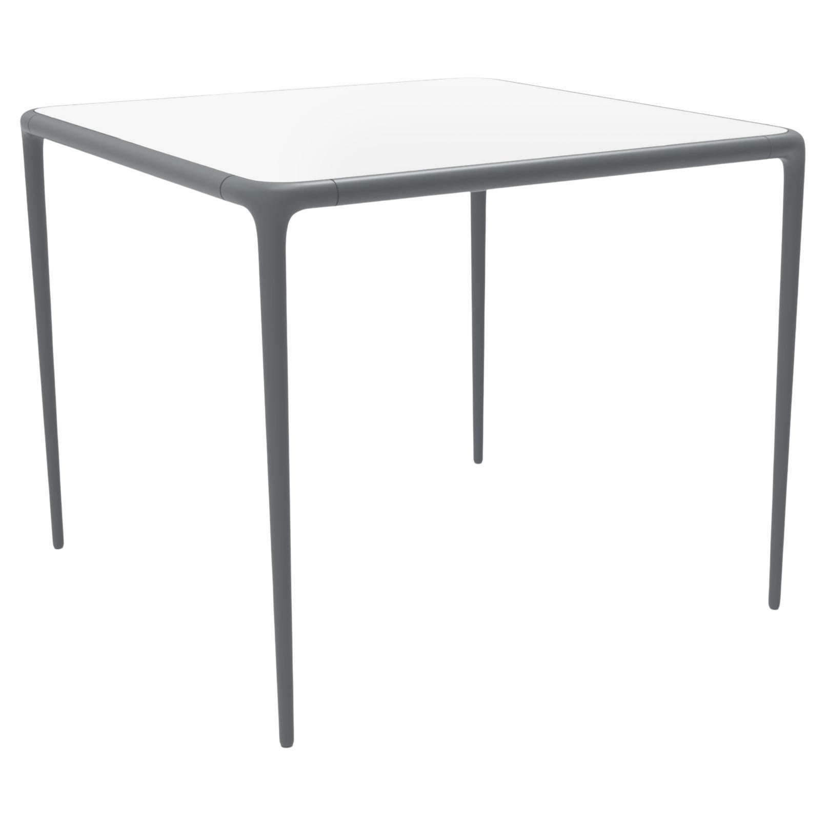 Xaloc-Tisch mit grauer Glasplatte 90 von Mowee im Angebot
