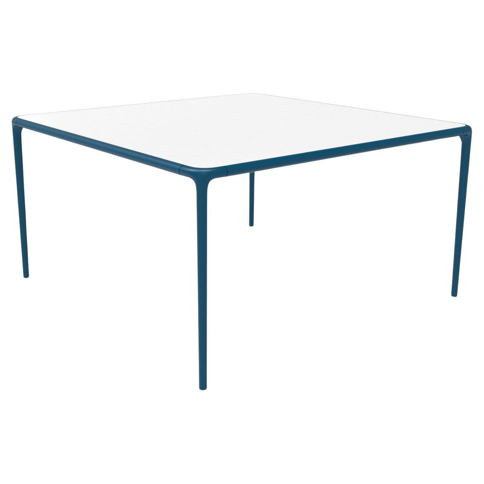Table Xaloc bleu marine à plateau en verre 140 par Mowee