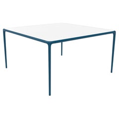 Xaloc: Tisch mit marineblauer Glasplatte 140 von Mowee