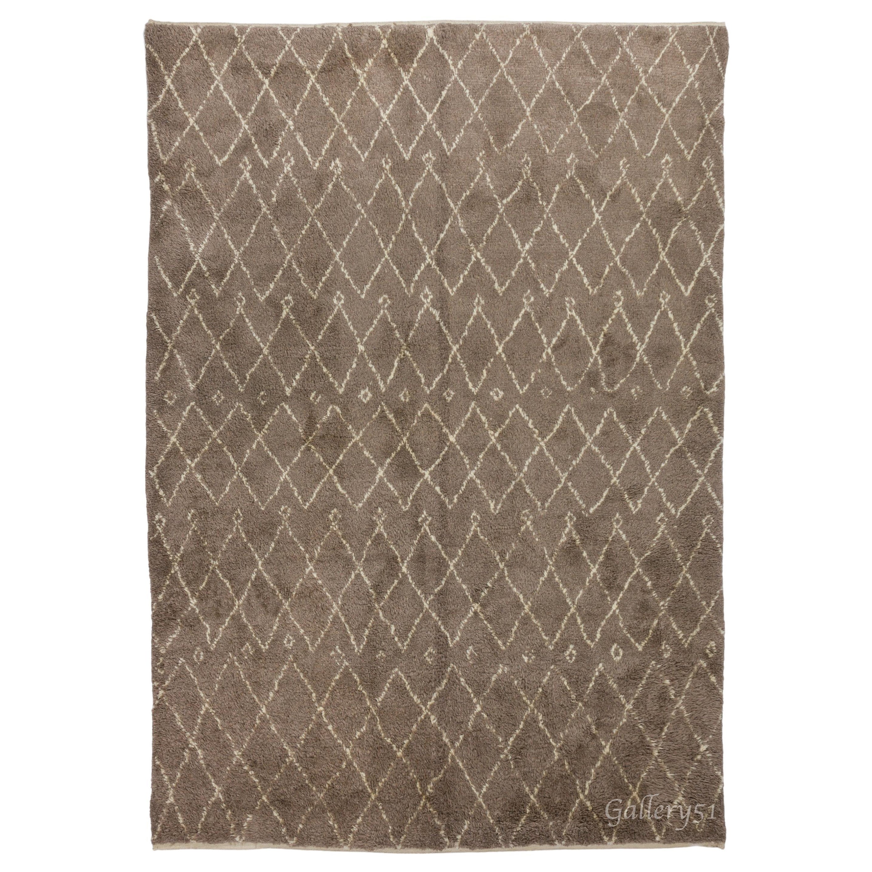 Contemporary Moroccan Berber Rug in Natural Latte and Ivory Colors, 100% Wool For Sale
