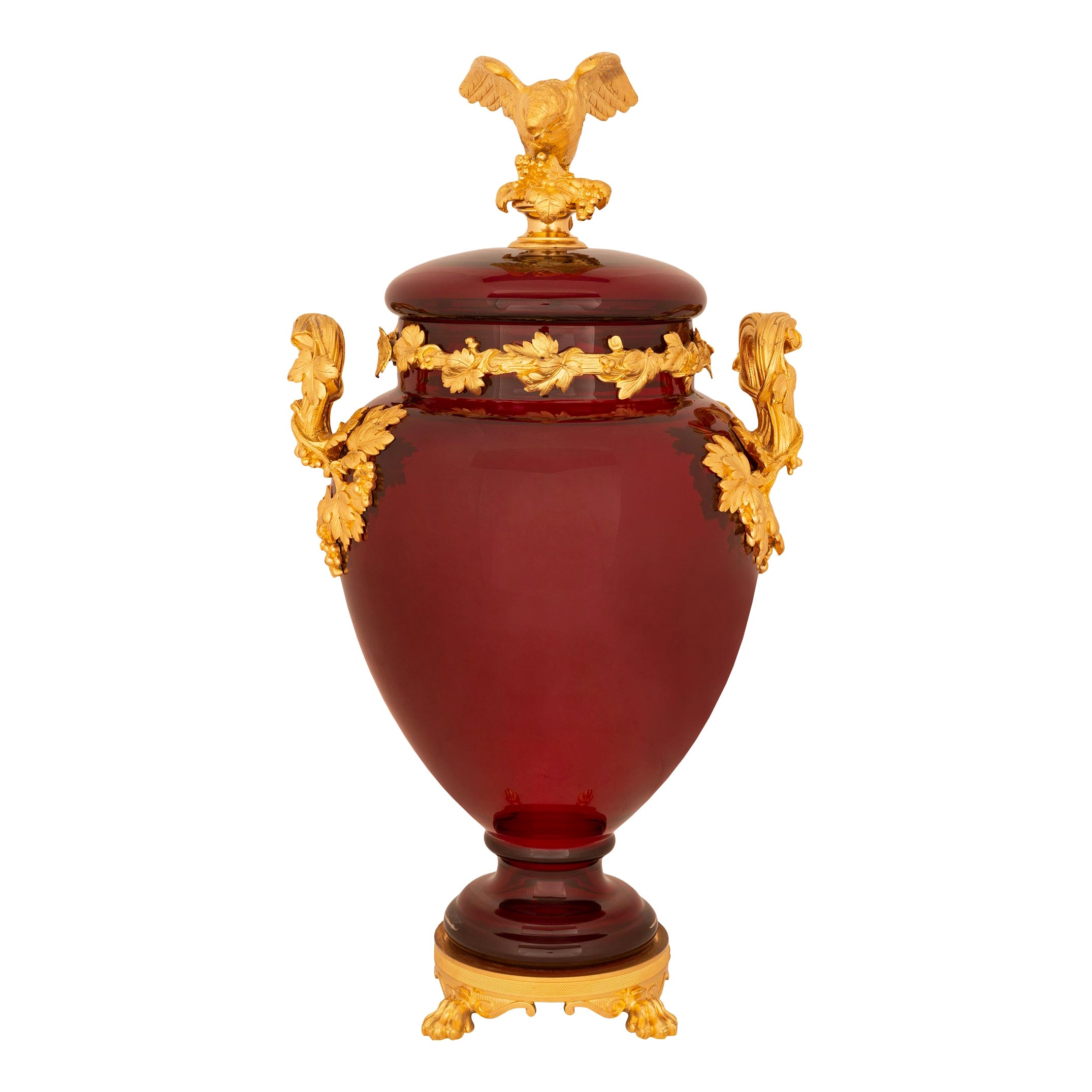 Französische neoklassizistische Urne aus rotem Ochsenblutglas und Goldbronze mit Deckel aus dem 19. Jahrhundert