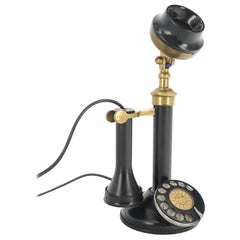 Telephone rotatif ancien en bon état datant des années 1920 