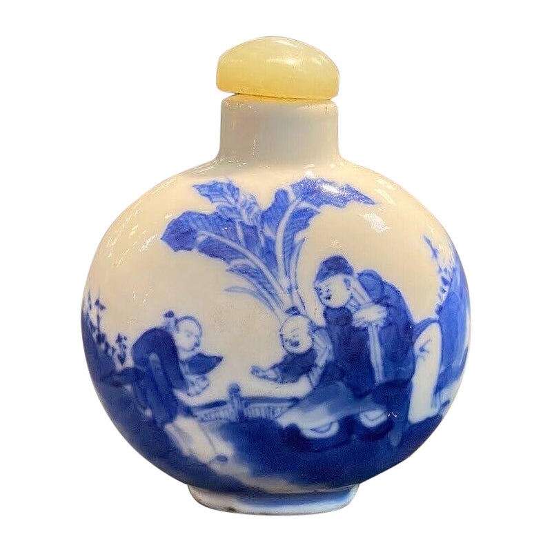 Qing, Chinesische antike blau-weiße figurale Schnupftabakflasche, antikes blau-weißes Gemälde