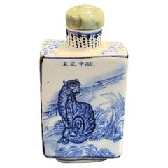 Antike chinesische Schnupftabakflasche aus blauem und weißem Kirin mit Tigermotiv aus Porzellan