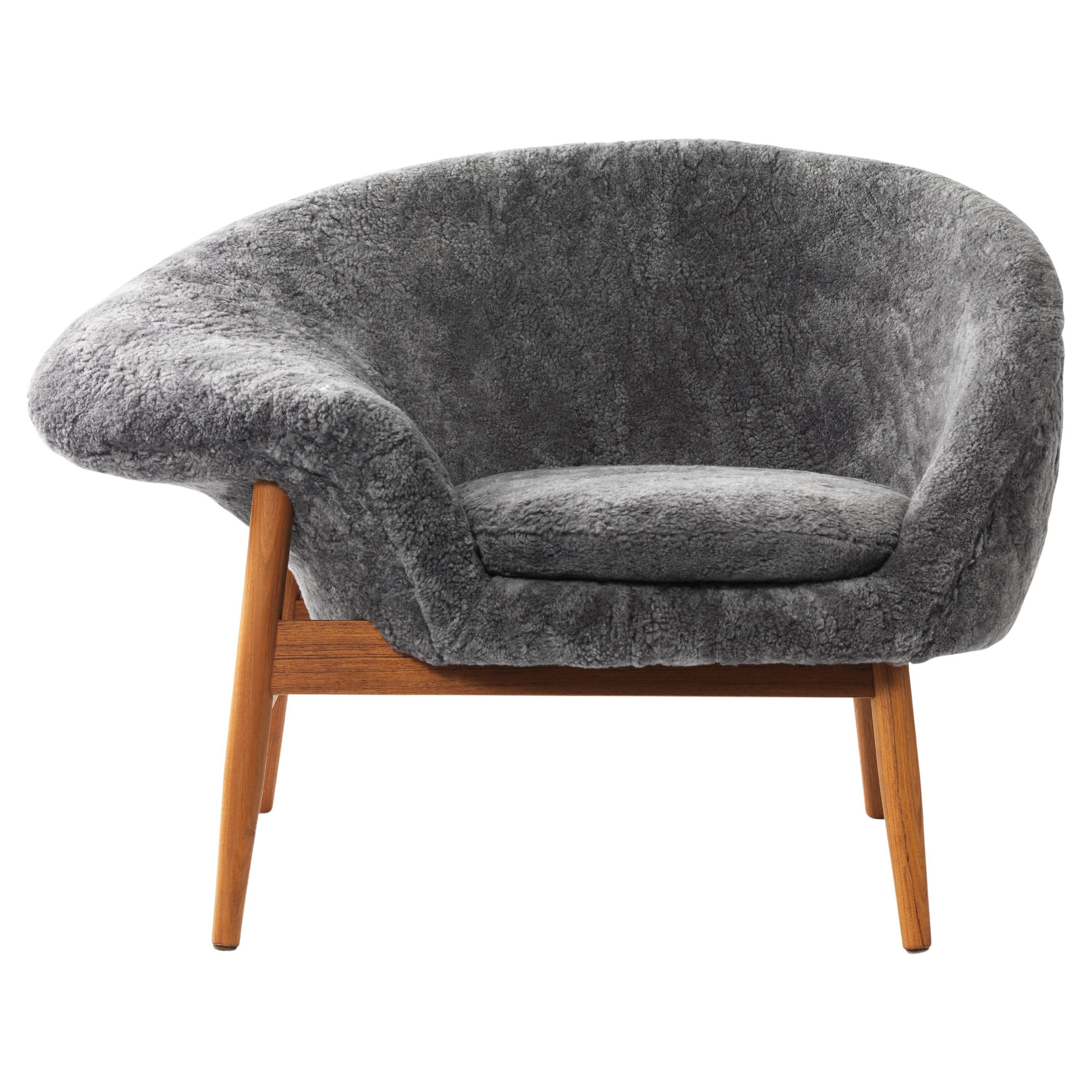 Fauteuil de salon Fried Egg Left en peau de mouton gris scandinave par Warm Nordic