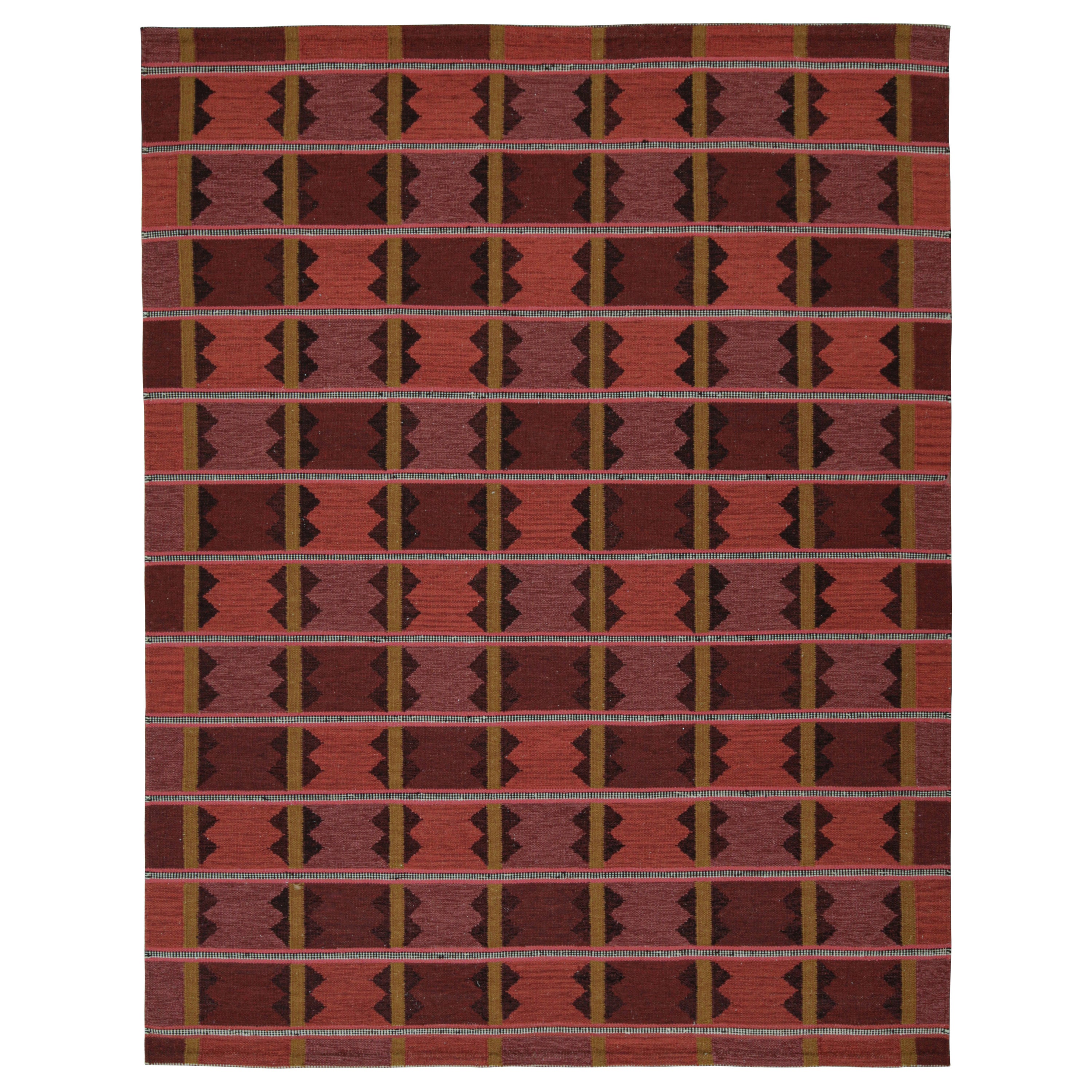 Kilim de style scandinave avec motifs dans les tons rouge et or de Rug & Kilim