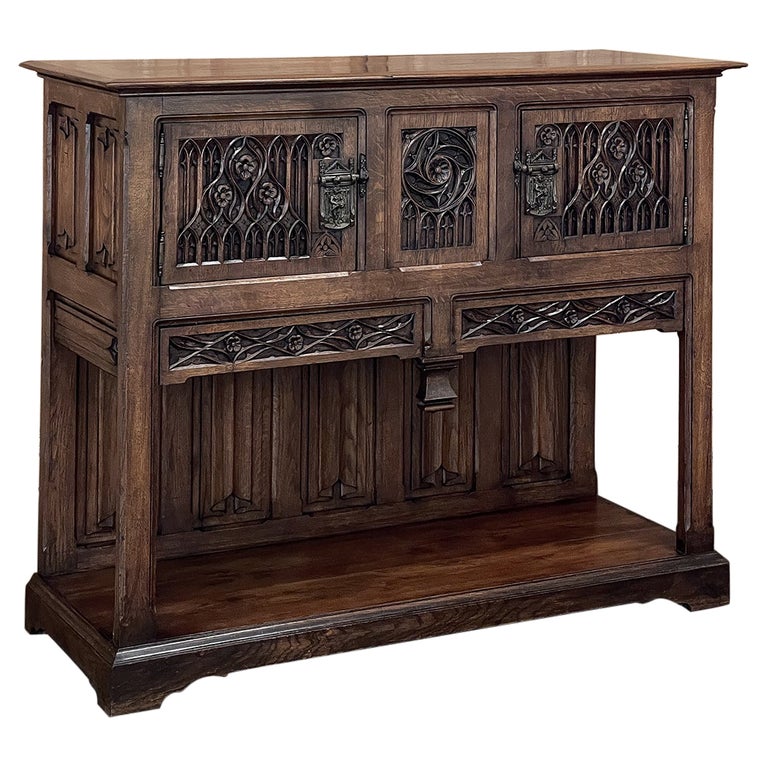 Ancienne armoire gothique française surélevée En vente sur 1stDibs