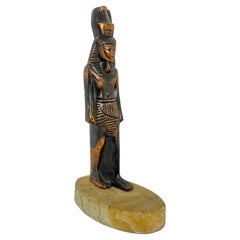 Statue de pharaon égyptienne décorative vintage sur socle en marbre, Souvenir du Grand Tour