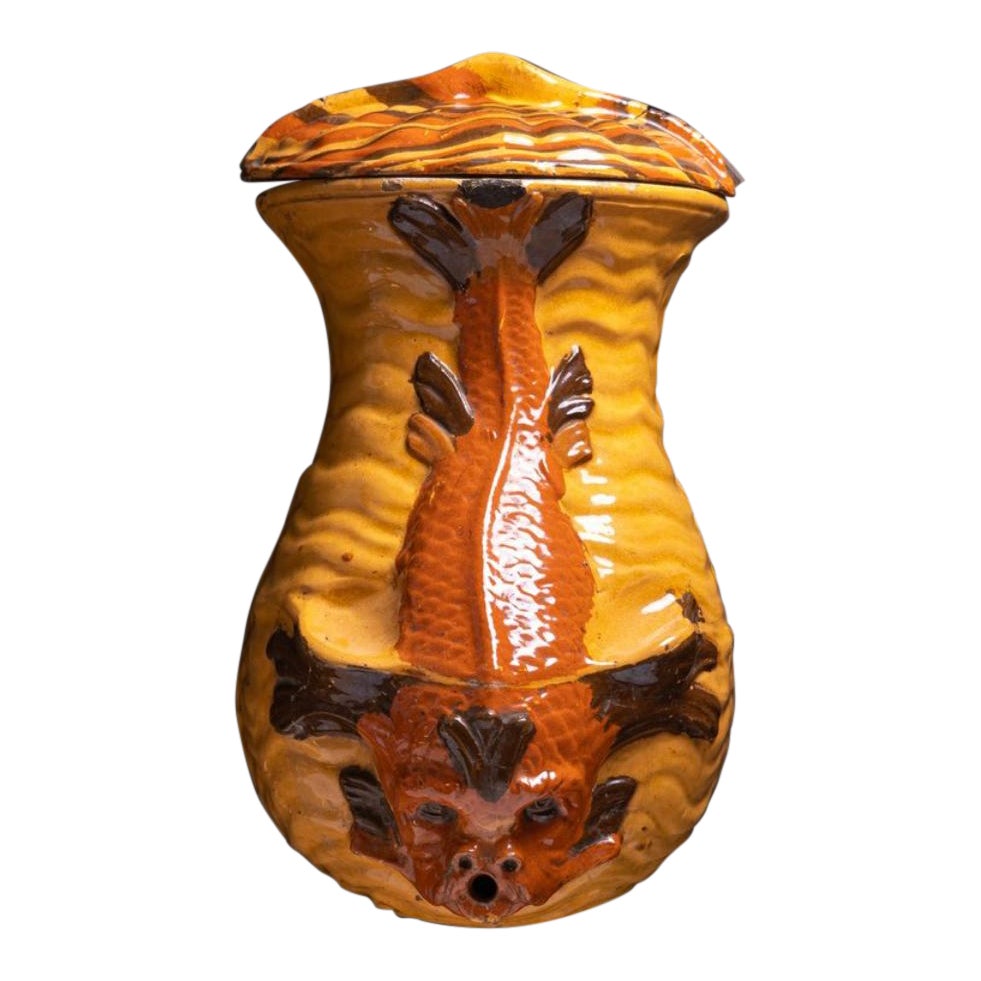 Großer französischer Keramik-Hängebrunnen mit Deckel im Angebot