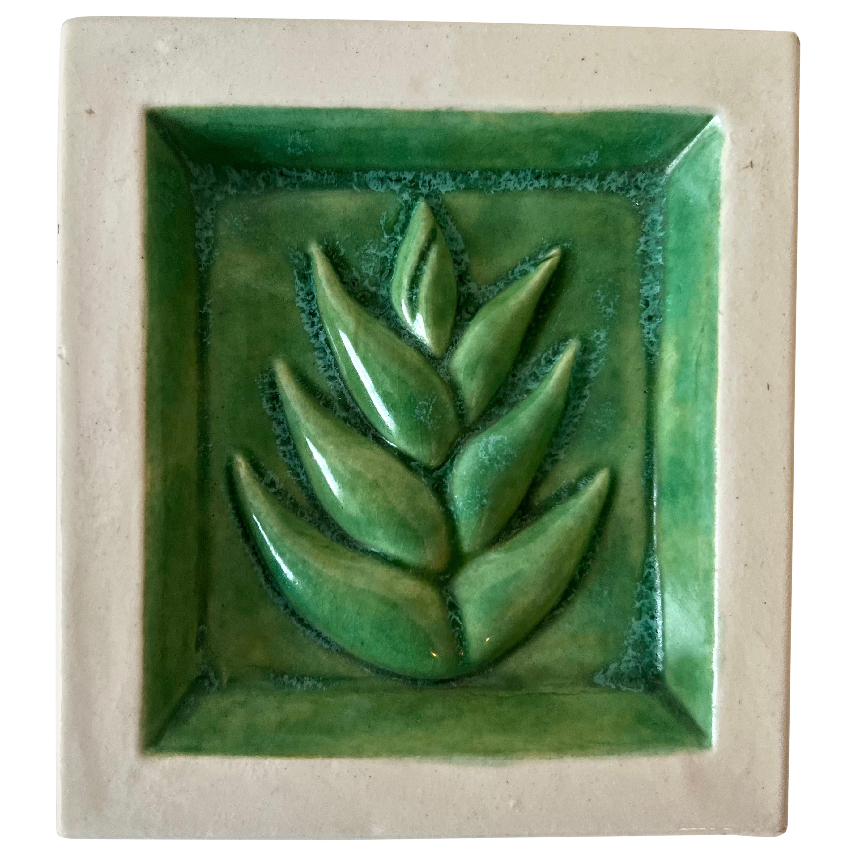 Terrakotta-Fliesenschale mit grünem Blatt