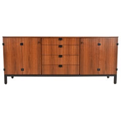 Milo Baughman für Directional Anrichte aus Nussbaumholz und ebonisiertem Sideboard, neu lackiert