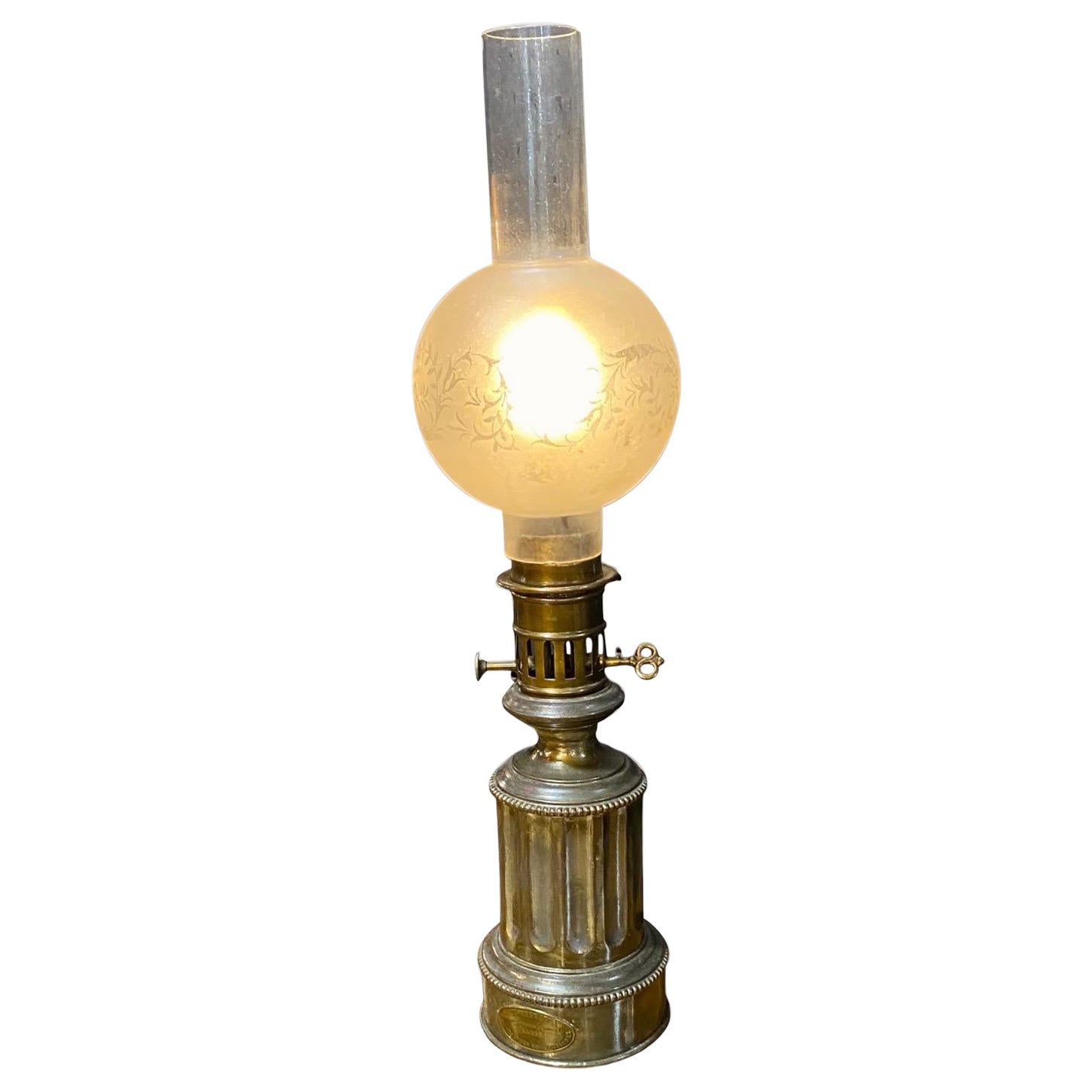 Ancienne lampe modératrice française du milieu du 19e siècle maintenant électrifiée