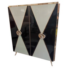 Armoire en miroir et laiton