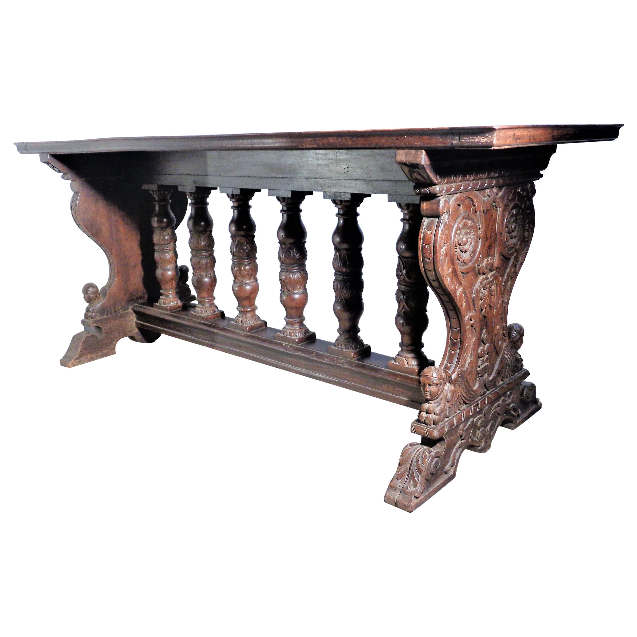 Mesa de refectorio de nogal tallado de estilo renacentista italiano del siglo XIX
