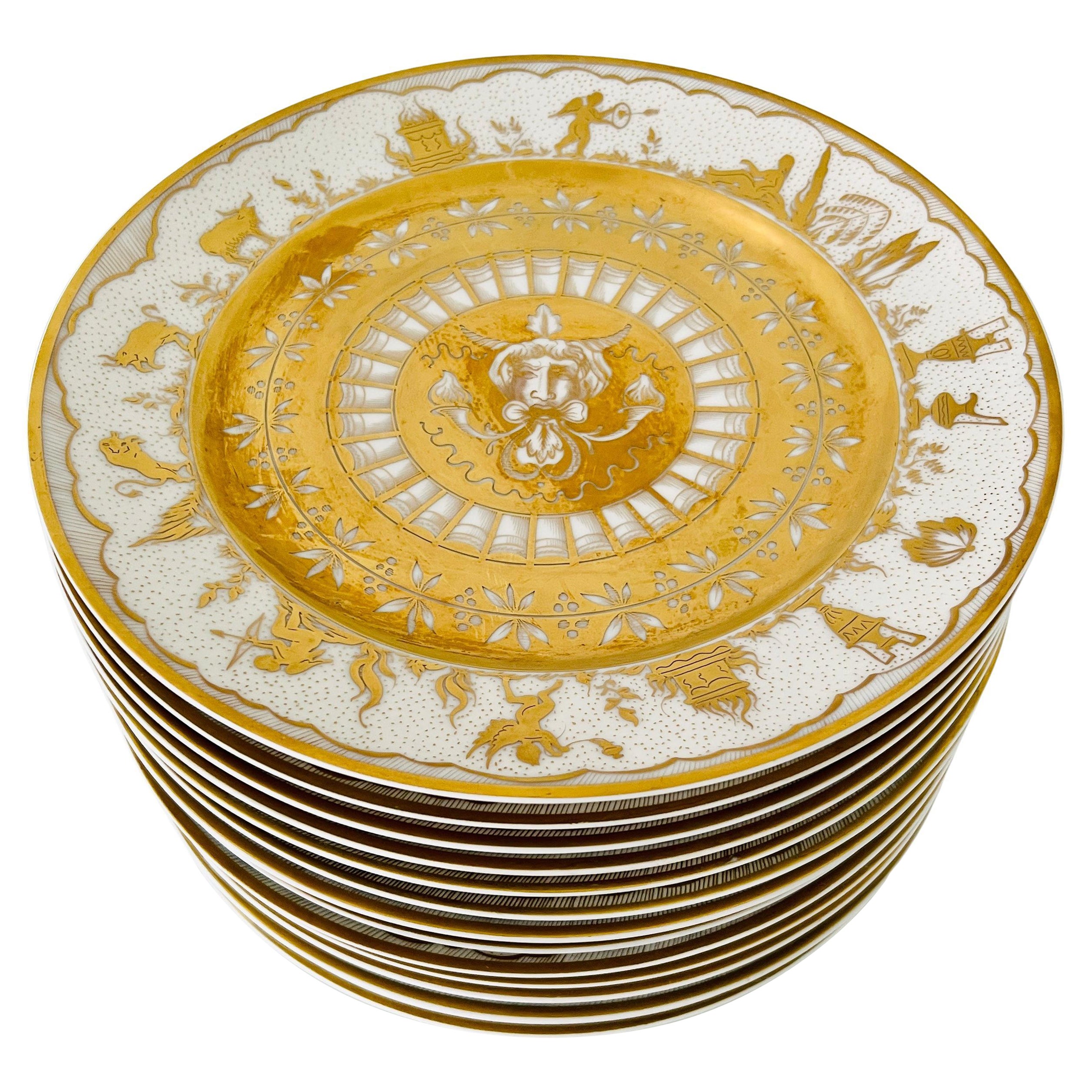 Lot de 14 assiettes en porcelaine Le Tallec peintes à la main avec motifs de mythologie grecque en or  en vente