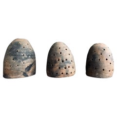 Set von 3 primitiven Terrakotta-Kaminbesteck-Gefäßen von Artefakto