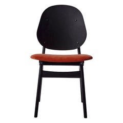 Noble Stuhl aus schwarz lackierter Buche, Ziegelroter Stuhl von Warm Nordic