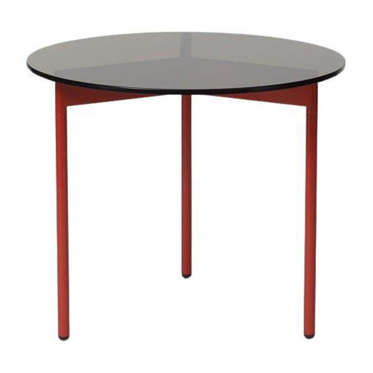 De la table d'appoint du dessus en verre brun fumé et rouge rouille de Warm Nordic