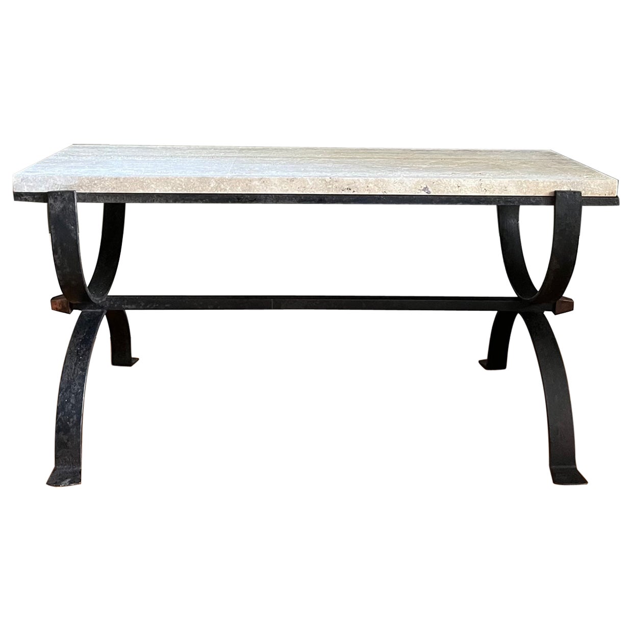 Petite table basse en fer forgé et travertin. Français vers 1950