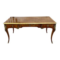 Grand bureau Plat-Desk de qualité en bois de violette orné de bronze doré pour partenaires