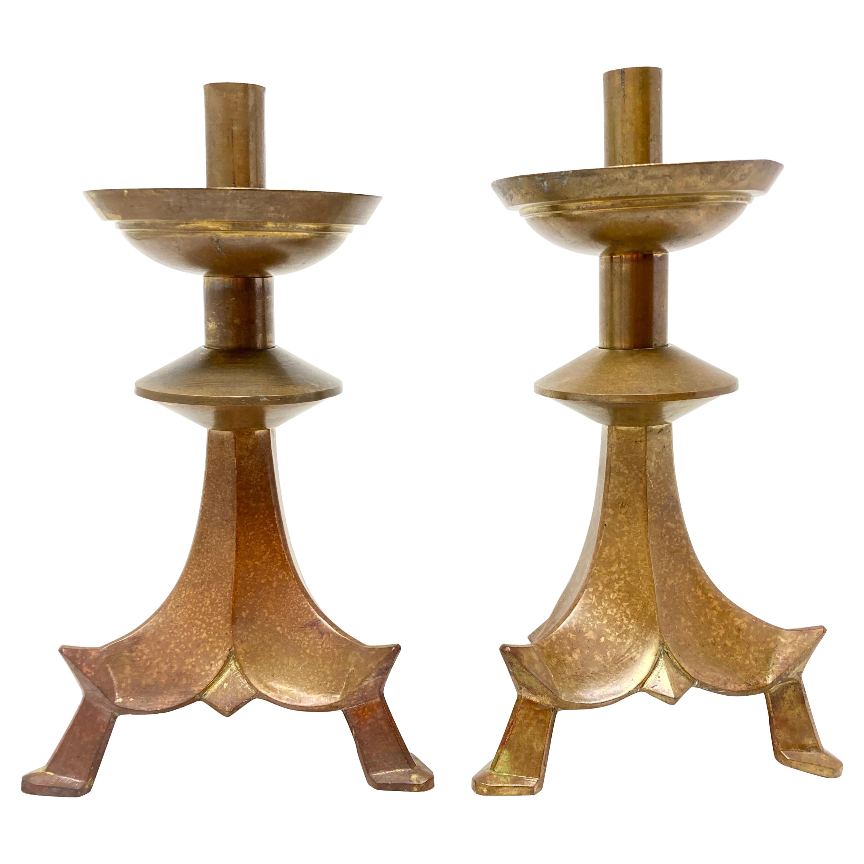 Coppia di grandi candelabri d'ottone in stile pagoda di Antique French Chinoiserie