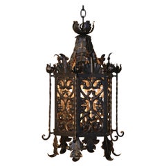 Lanterne gothique française du XIXe siècle en fer noir et doré à trois lumières hexagonales