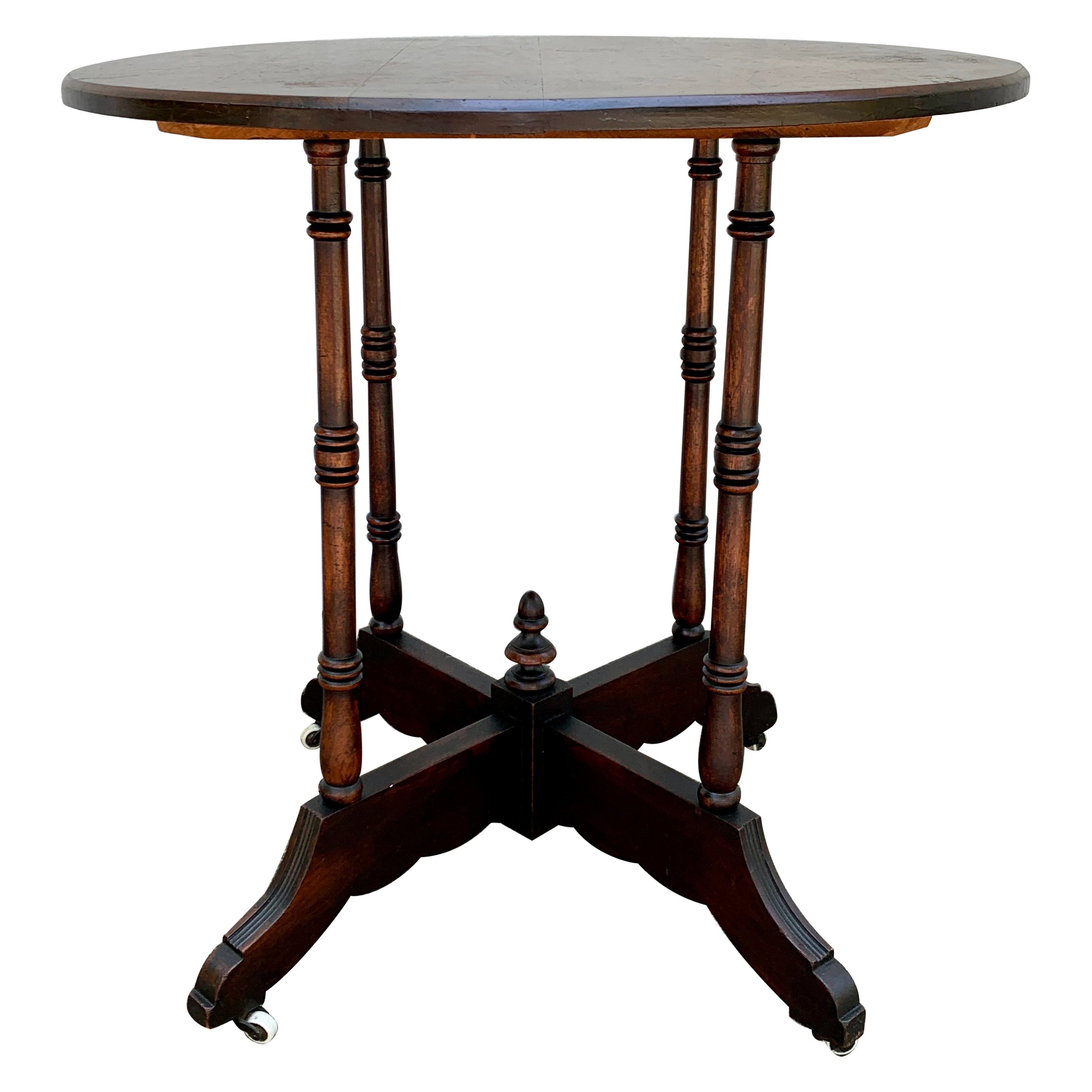 Table d'appoint en noyer ronde victorienne américaine de la fin du 19e siècle