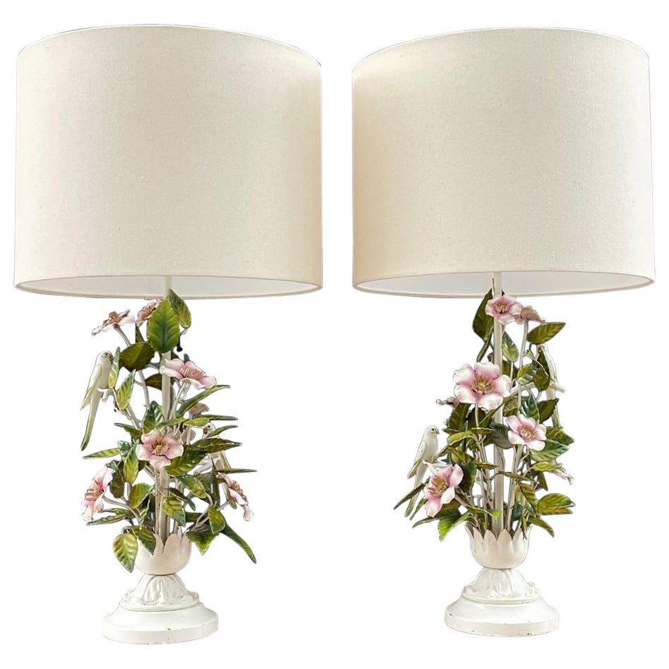 Paire de lampes de bureau italiennes Magnolias roses peintes en tôle et oiseaux amoureux  en vente