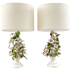 Paire de lampes de bureau italiennes Magnolias roses peintes en tôle et oiseaux amoureux 