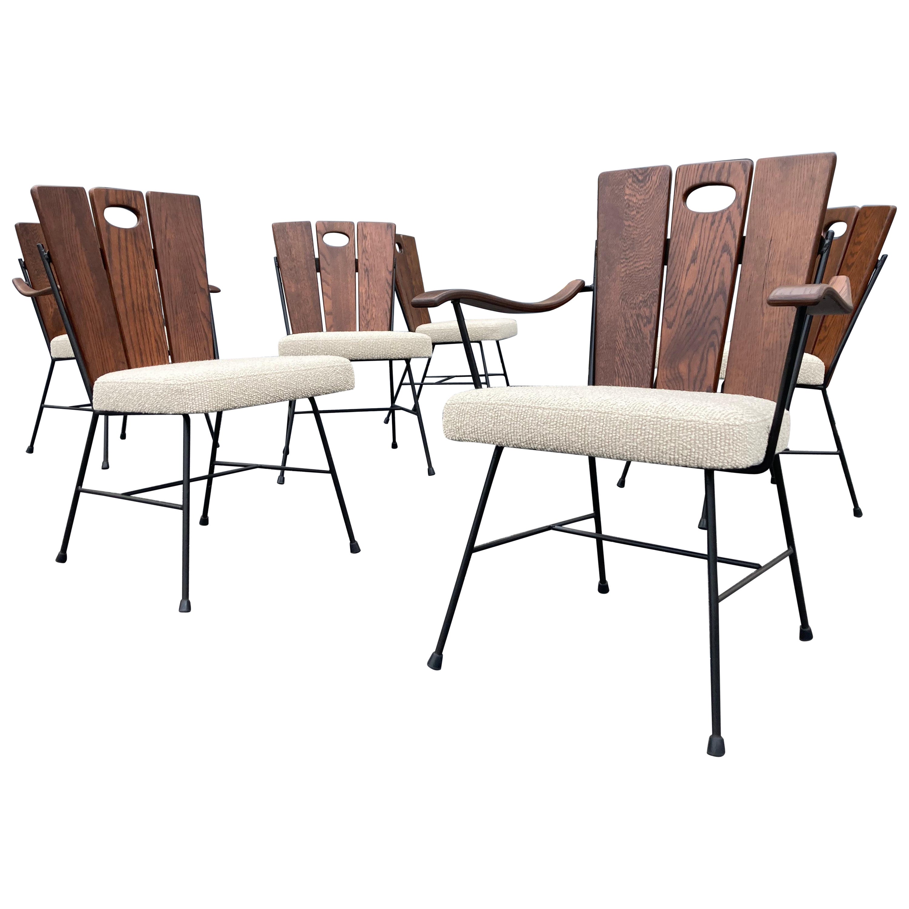 Ensemble de six chaises de salle à manger en fer et en chêne des années 1950