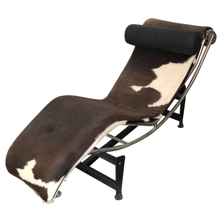 Design Within Reach Chaise Longue Le Corbusier en peau de vache En vente  sur 1stDibs