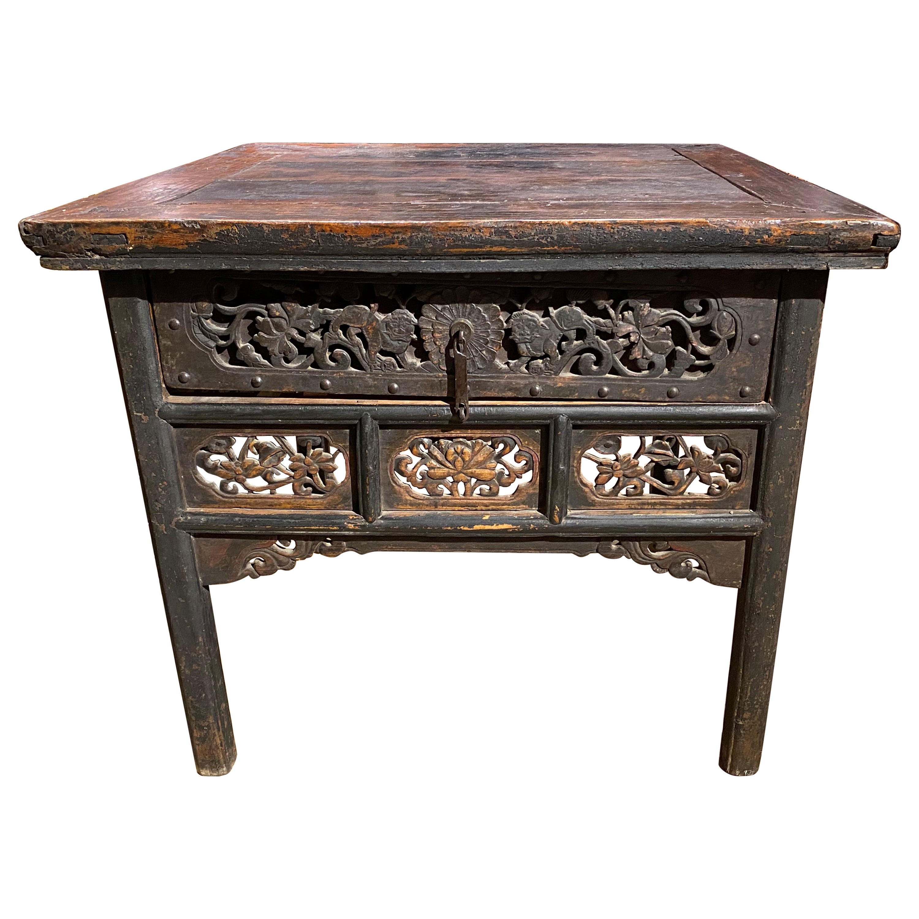 Table centrale chinoise en bois dur lourdement sculpté du 19e siècle
