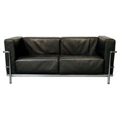 Modernes LC2-Sofa aus der Mitte des Jahrhunderts von Le Corbusier, schwarzes Leder, zweisitziges Gestell, Perriand