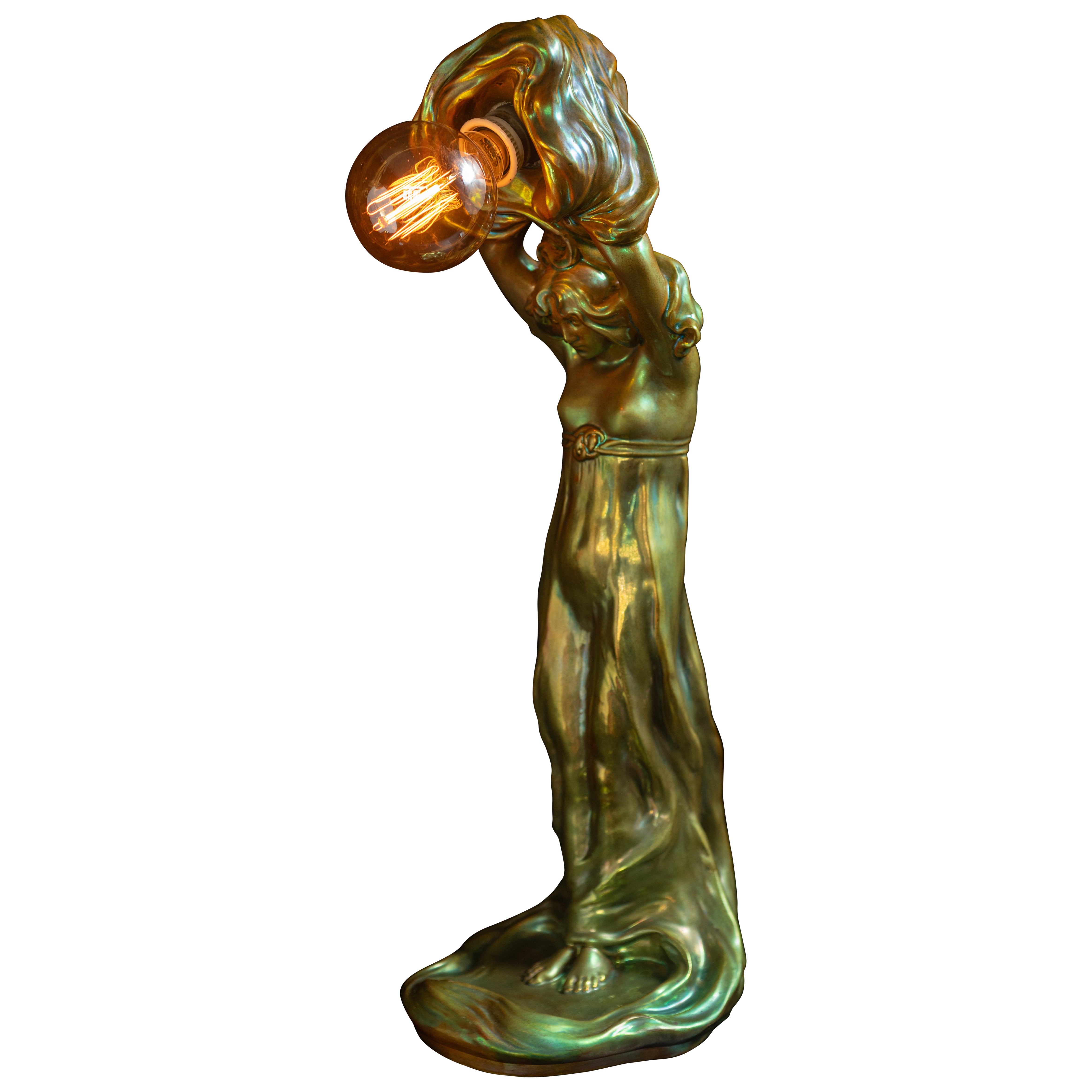 Lampe jeune fille Art Nouveau de Lajos Mack pour Zsolnay en vente