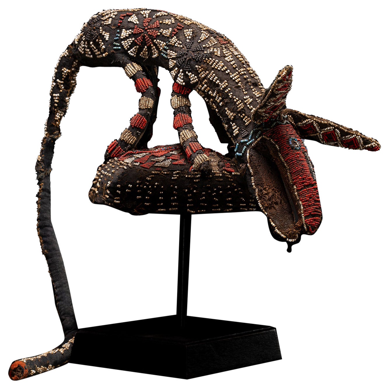 Dekoratives Bamileke-Tänzerwappen, bestickt mit europäischen Glasperlen