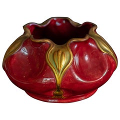 Rote Krokusvase im Jugendstil von Vinsce Wartha für Zsolnay Porcelánmanufaktúra Zrt