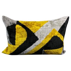 Housse de coussin Ikat en velours de soie noir et jaune 16" x 24".