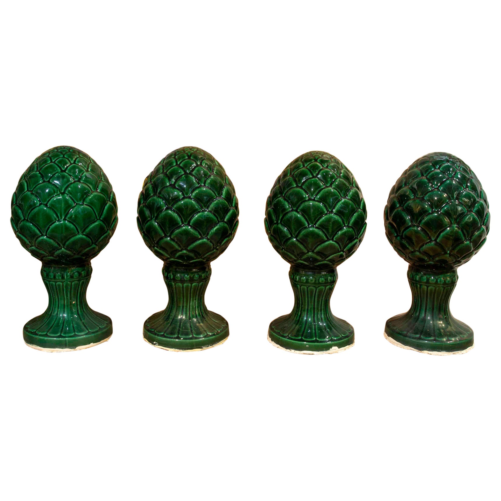 Satz von vier grün glasierten Keramikendstücken in Form von Ananas