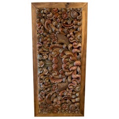 Relieve de madera tallado a mano con decoración de flores y hojas enmarcadas
