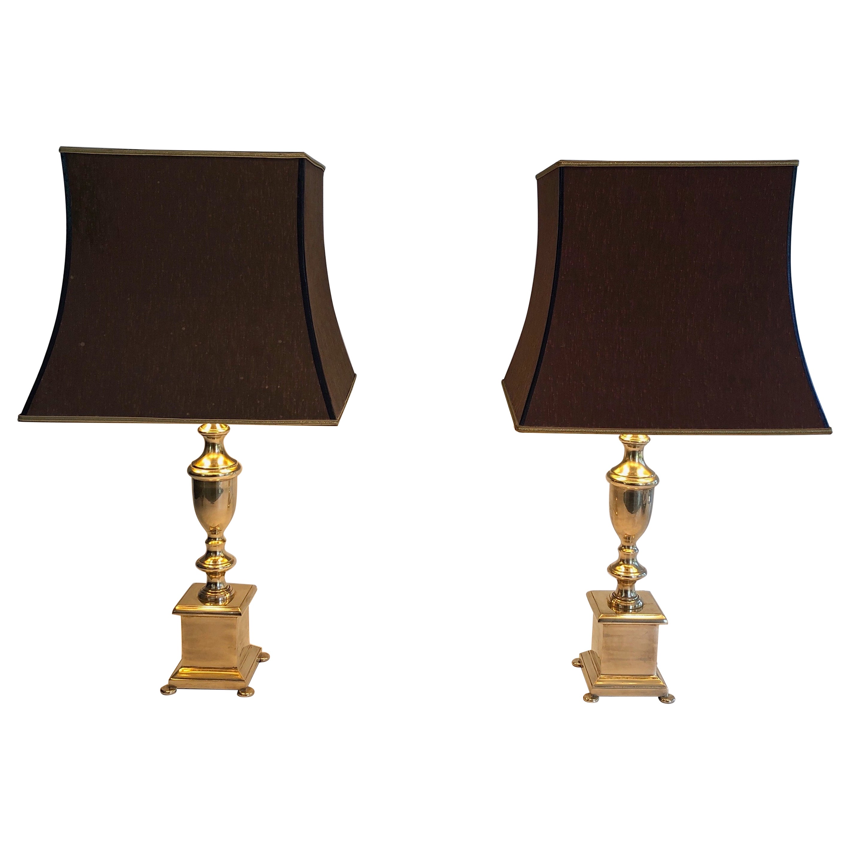 Paire de lampes de table en laiton de style néoclassique en vente