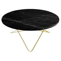 Grande table O en marbre noir Marquina et laiton par OxDenmarq