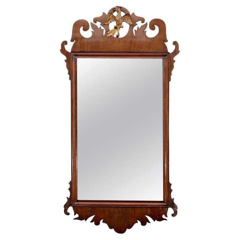 Miroir ancien de style Chippendale en acajou sculpté avec crête en forme de phénix en vente