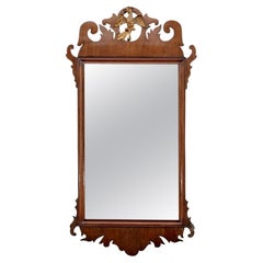 Miroir ancien de style Chippendale en acajou sculpté avec crête en forme de phénix