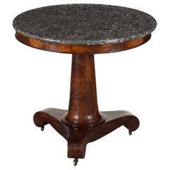 Guéridon ou table ronde en acajou flammé avec plateau en marbre