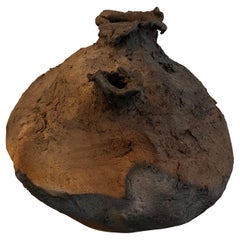 Vaso contemporaneo primitivo in argilla cruda