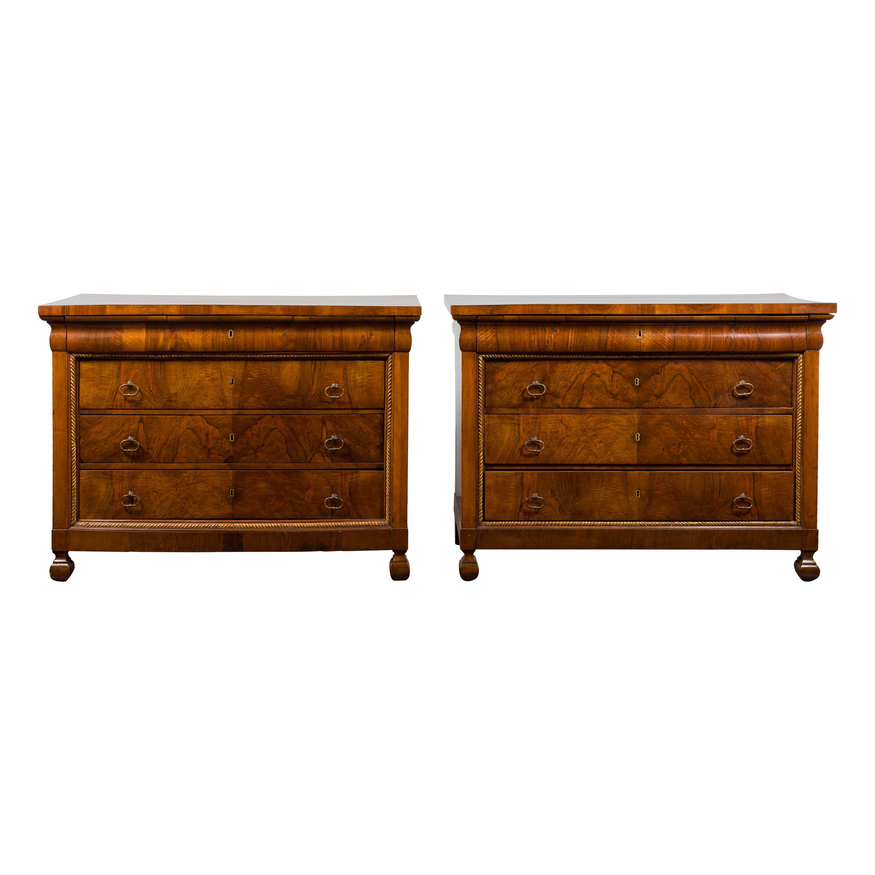 Pair of Italian 18th Century Walnut Four-Drawer Commodes with Bookmatched Veneer For Sale